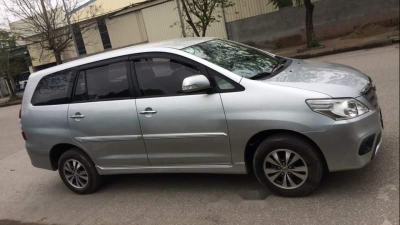 Toyota Innova 2016 - Cần bán lại xe Toyota Innova năm sản xuất 2016, màu bạc