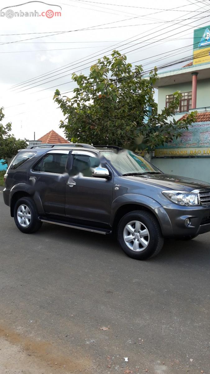 Toyota Fortuner 2.5 2010 - Cần bán lại xe Toyota Fortuner 2.5 sản xuất năm 2010, màu xám xe gia đình