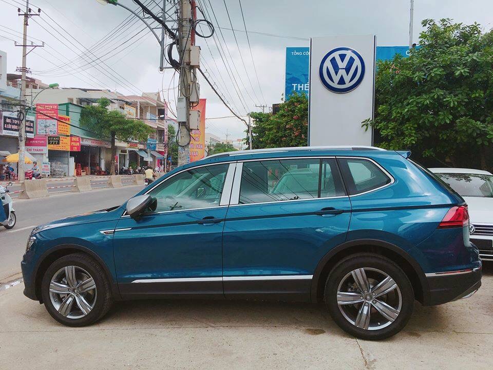 Volkswagen Tiguan All Space 2018 - Bán Tiguan Allspace xe Đức nhập khẩu nguyên chiếc, có xe giao ngay, khuyến mãi cực kì lớn dịp tết. PKD: 0942050350