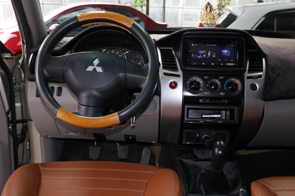 Mitsubishi Pajero Sport 2.5MT 2015 - Cần bán Mitsubishi Pajero Sport 2.5MT 2015, màu ghi vàng, giá 646tr