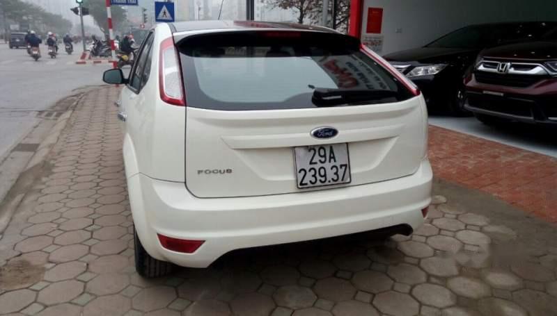 Ford Focus 2011 - Bán Ford Focus sản xuất năm 2011, màu trắng, nhập khẩu nguyên chiếc như mới, 390tr