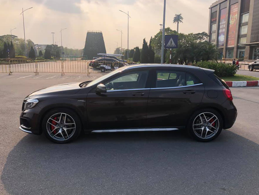 Mercedes-Benz GLA-Class 45 AMG 2015 - Bán xe Mercedes 45 AMG đời 2016, màu nâu, xe nhập, siêu lướt mới chạy 4000km