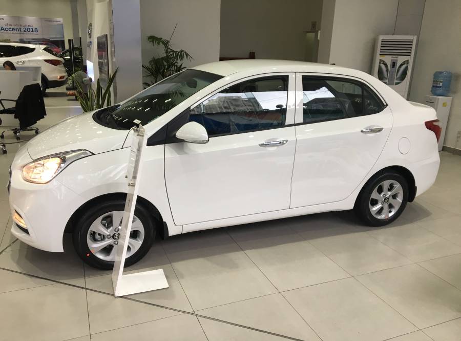 Hyundai Grand i10 1.2  AT 2019 - Bán Hyundai Grand i10 1.2 Sedan AT đời 2019, màu trắng, xe giao ngay