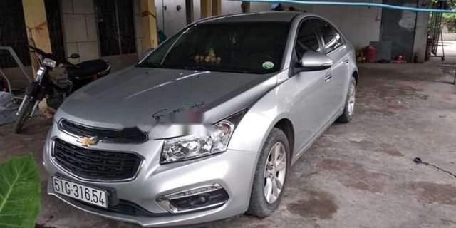 Chevrolet Cruze MT 2017 - Bán ô tô Chevrolet Cruze MT năm sản xuất 2017, màu bạc, xe còn zin