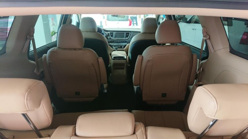 Kia Sedona Platinum D 2018 - Cần bán Kia Sedona Platinum D giá 1 tỷ 209 triệu, màu trắng