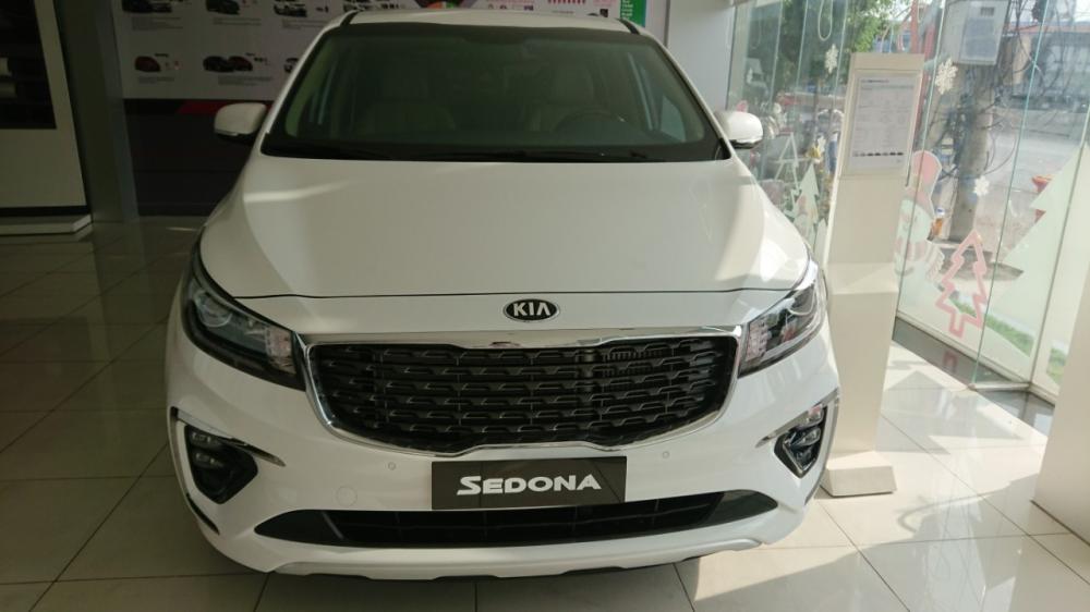 Kia Sedona Platinum D 2018 - Cần bán Kia Sedona Platinum D giá 1 tỷ 209 triệu, màu trắng