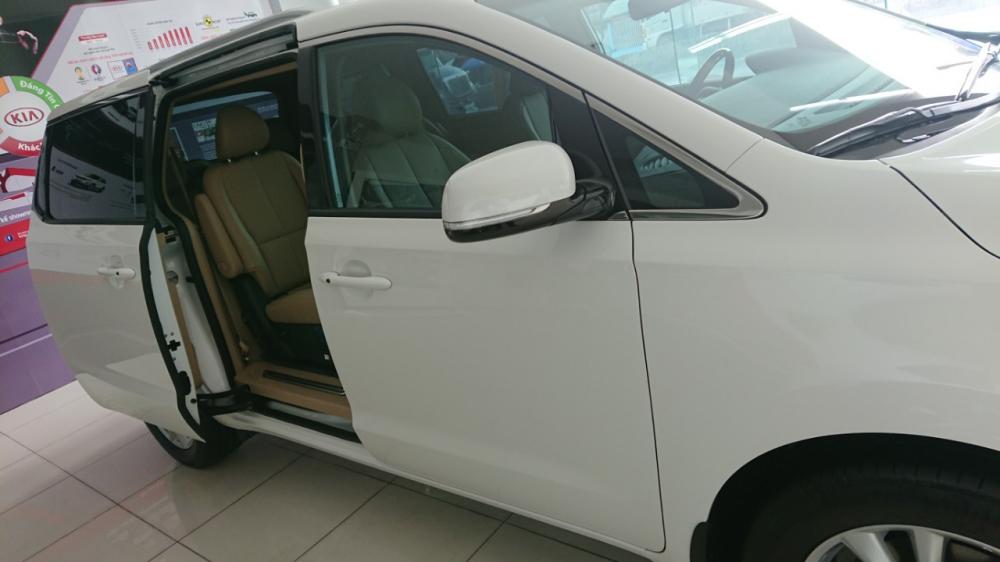 Kia Sedona Platinum D 2018 - Cần bán Kia Sedona Platinum D giá 1 tỷ 209 triệu, màu trắng