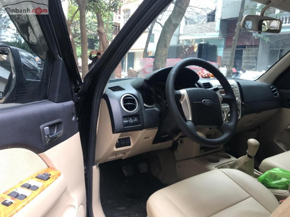 Ford Everest 2.5L 4x2 MT 2011 - Gia đình tôi bán xe Ford Everest sản xuất 2011, số sàn, máy dầu, màu sơn đen