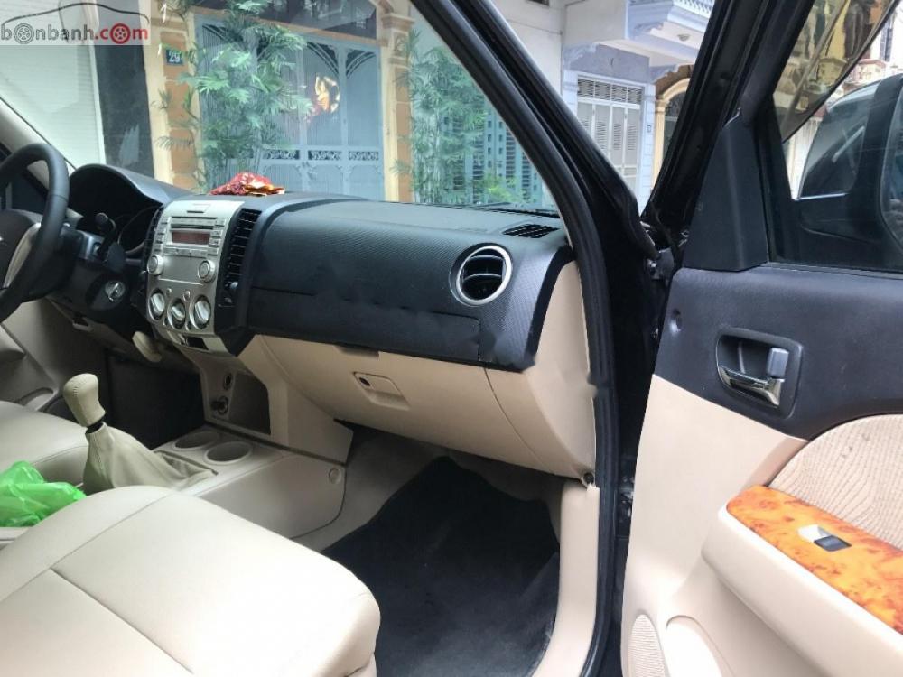 Ford Everest 2.5L 4x2 MT 2011 - Gia đình tôi bán xe Ford Everest sản xuất 2011, số sàn, máy dầu, màu sơn đen