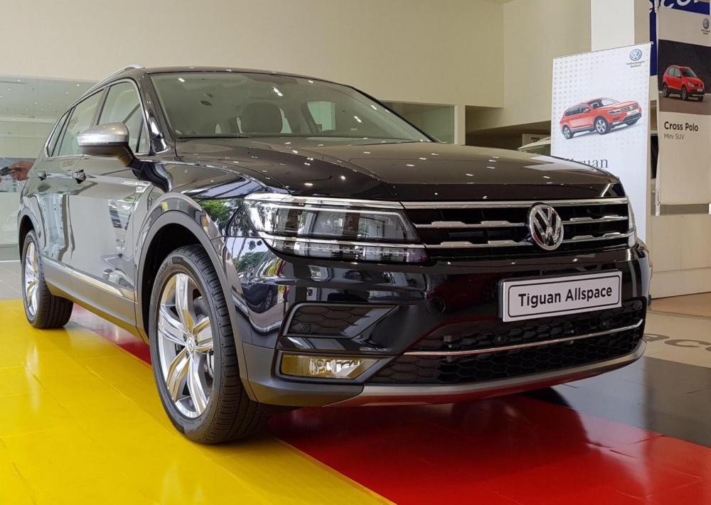 Volkswagen Tiguan 2019 - Bán ô tô Volkswagen Tiguan SUV, gầm cao 7 chỗ, nhập Đức trả trước 400 triệu, bao bank, bao hồ sơ khó, xe bao ngon, tặng phụ kiện