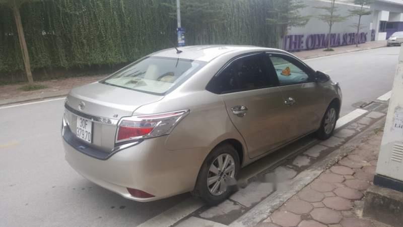 Toyota Vios E 2015 - Chính chủ bán xe Toyota Vios E sản xuất 2015, màu vàng cát