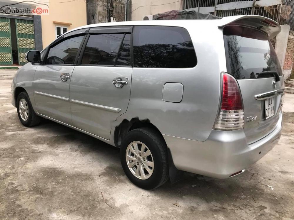 Toyota Innova 2011 - Bán xe cũ Toyota Innova năm 2011, màu bạc xe gia đình