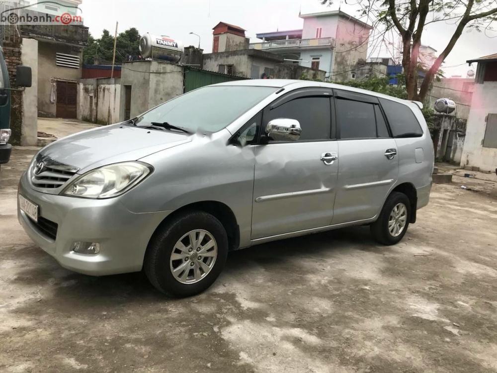 Toyota Innova 2011 - Bán xe cũ Toyota Innova năm 2011, màu bạc xe gia đình