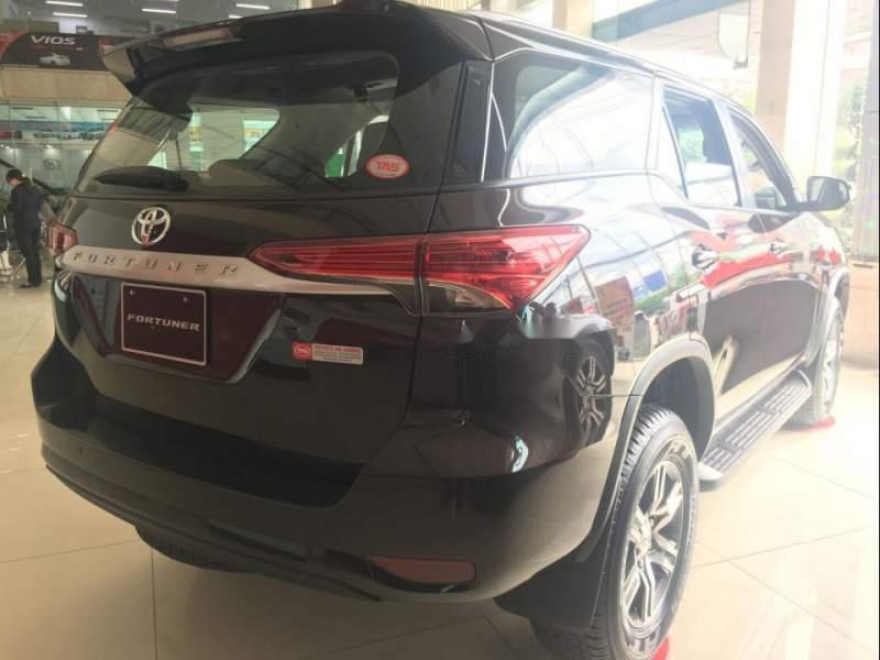 Toyota Fortuner 2.4 MT 2018 - Cần bán lại xe Toyota Fortuner 2.4 MT năm sản xuất 2018, màu đen số sàn