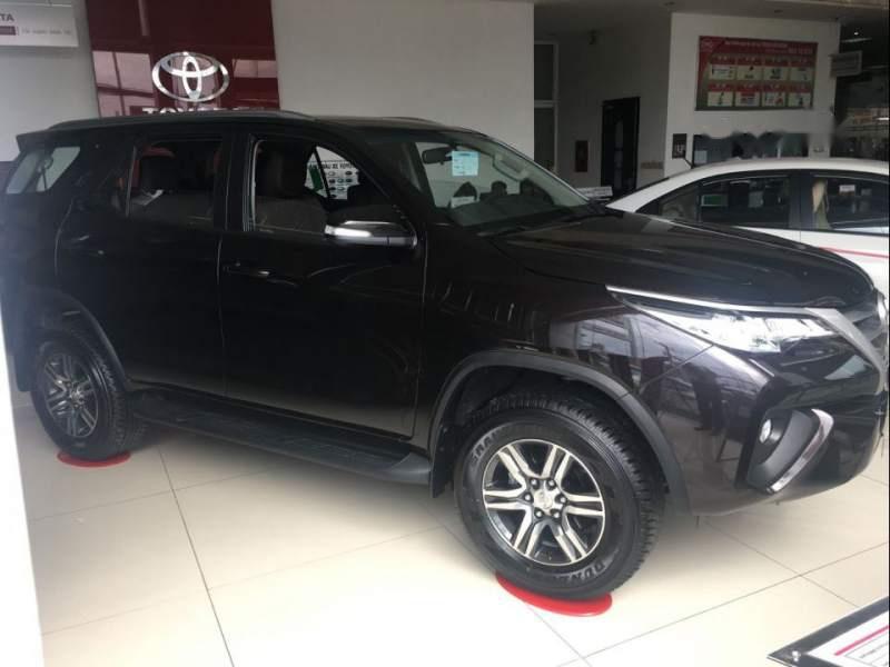 Toyota Fortuner 2.4 MT 2018 - Cần bán lại xe Toyota Fortuner 2.4 MT năm sản xuất 2018, màu đen số sàn