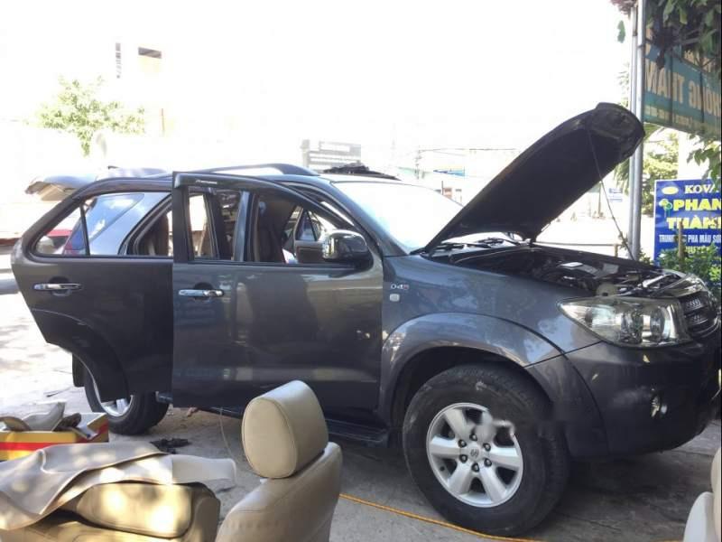 Toyota Fortuner 2011 - Cần bán xe Toyota Fortuner năm 2011, màu xám, giá tốt