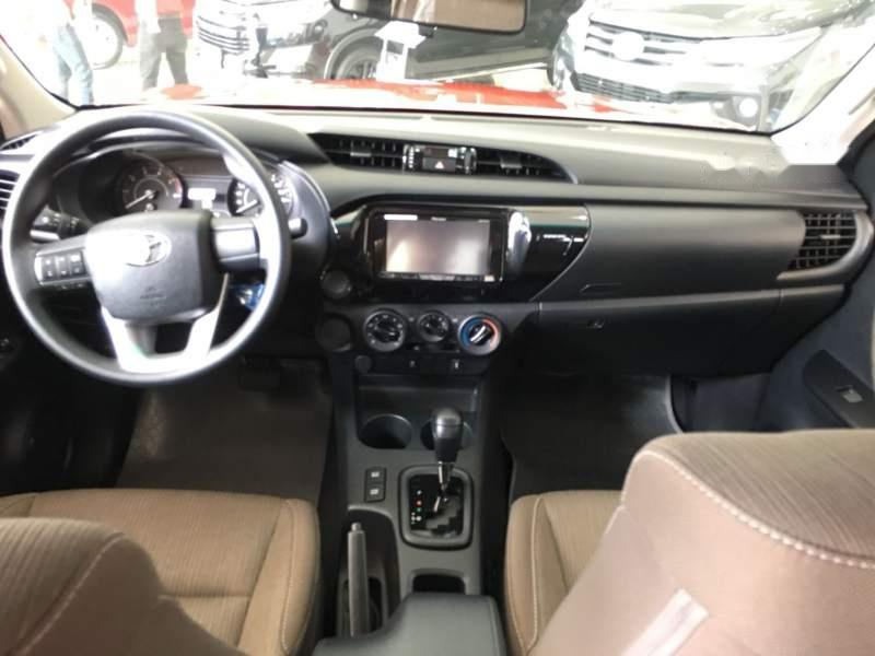 Toyota Hilux 2.4E  2018 - Bán xe Toyota Hilux 2.4E năm sản xuất 2018, màu đỏ, nhập khẩu