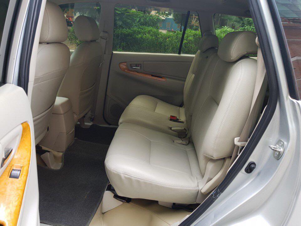 Toyota Innova G SR 2011 - Cần bán xe Toyota Innova 2011 số sàn, màu bạc