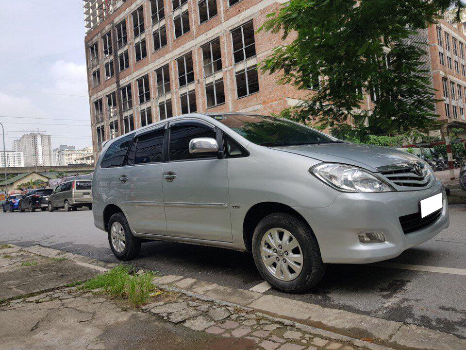 Toyota Innova G SR 2011 - Cần bán xe Toyota Innova 2011 số sàn, màu bạc