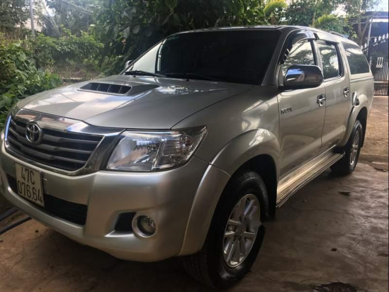 Toyota Hilux 2014 - Bán Toyota Hilux sản xuất năm 2014, màu bạc, xe nhập chính chủ