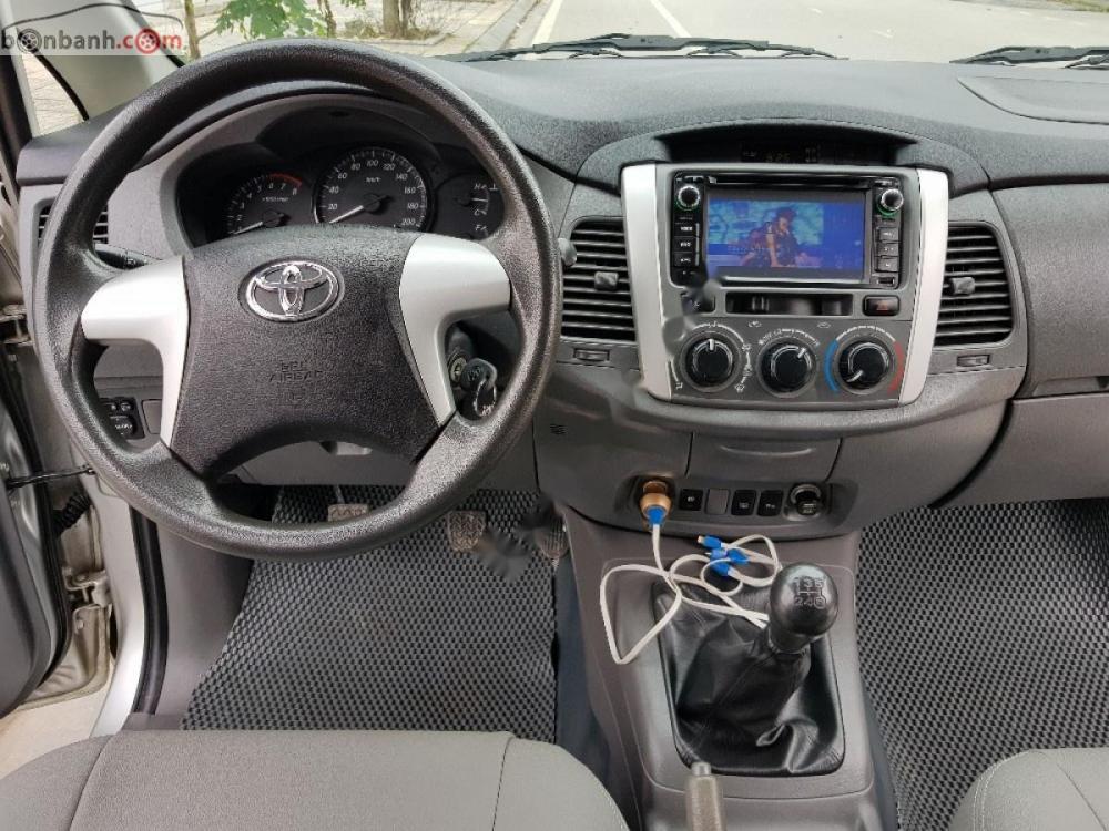 Toyota Innova 2.4 MT 2014 - Cần bán lại xe Toyota Innova 2.4 MT năm 2014, màu bạc  