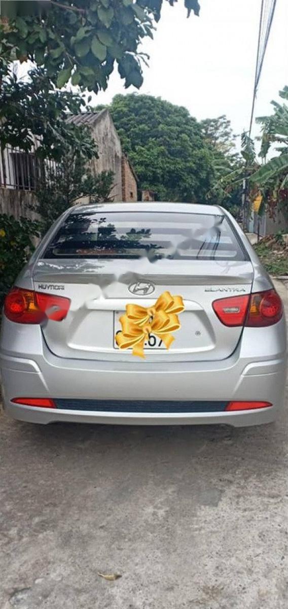 Hyundai Elantra 2009 - Cần bán lại xe Hyundai Elantra đời 2009, màu bạc số sàn