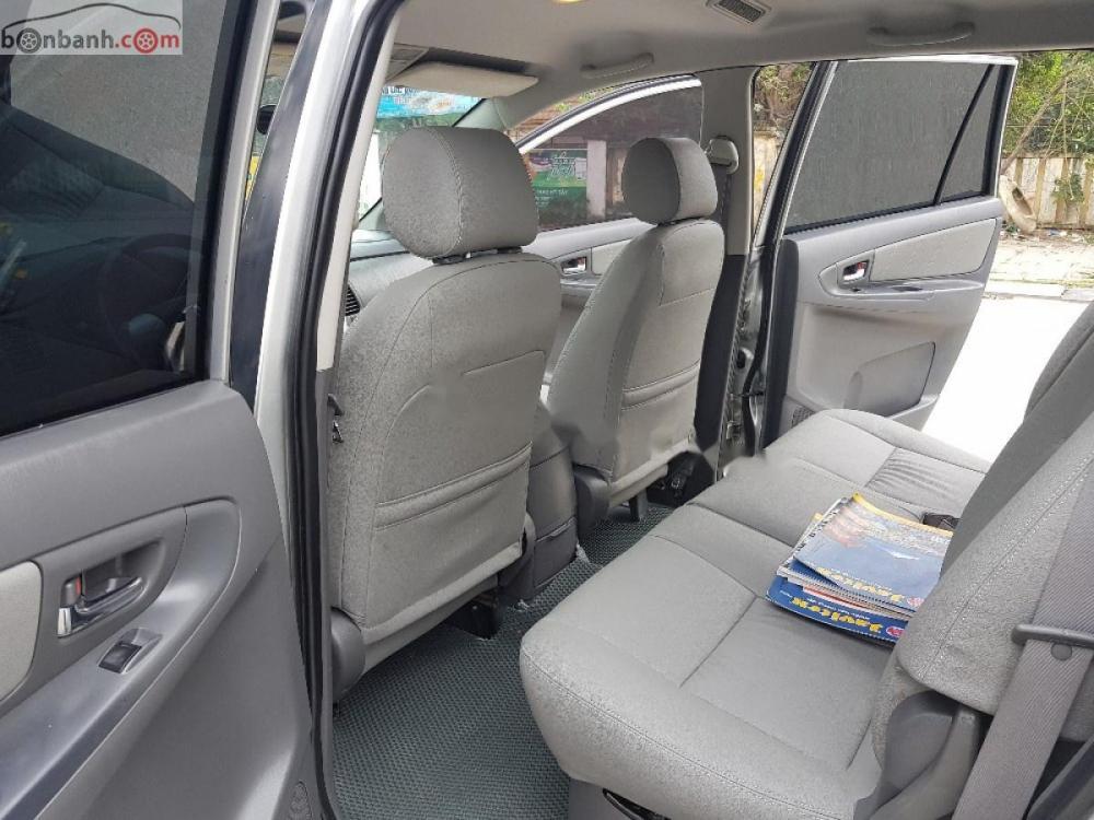 Toyota Innova 2.4 MT 2014 - Cần bán lại xe Toyota Innova 2.4 MT năm 2014, màu bạc  