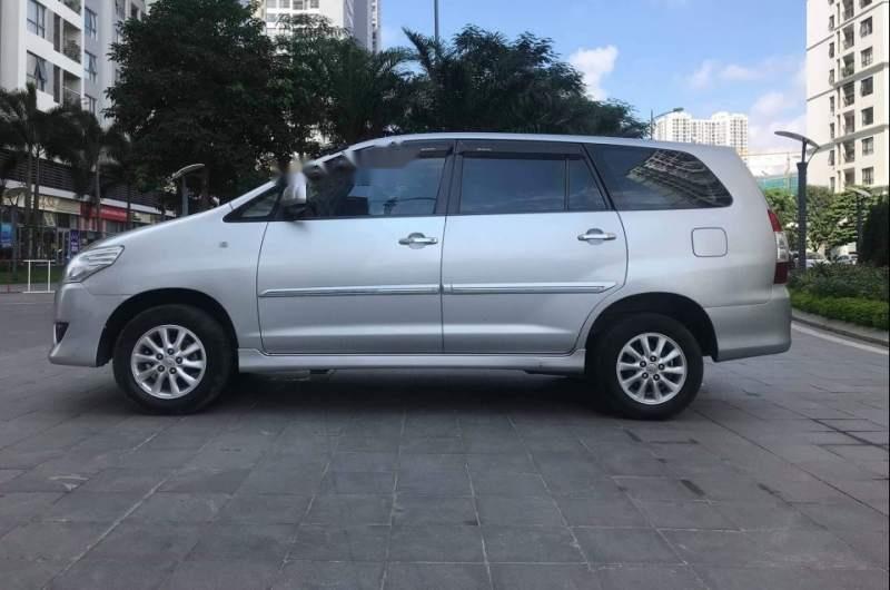 Toyota Innova   V AT 2013 - Cần bán Toyota Innova V AT năm 2013, màu bạc chính chủ giá cạnh tranh