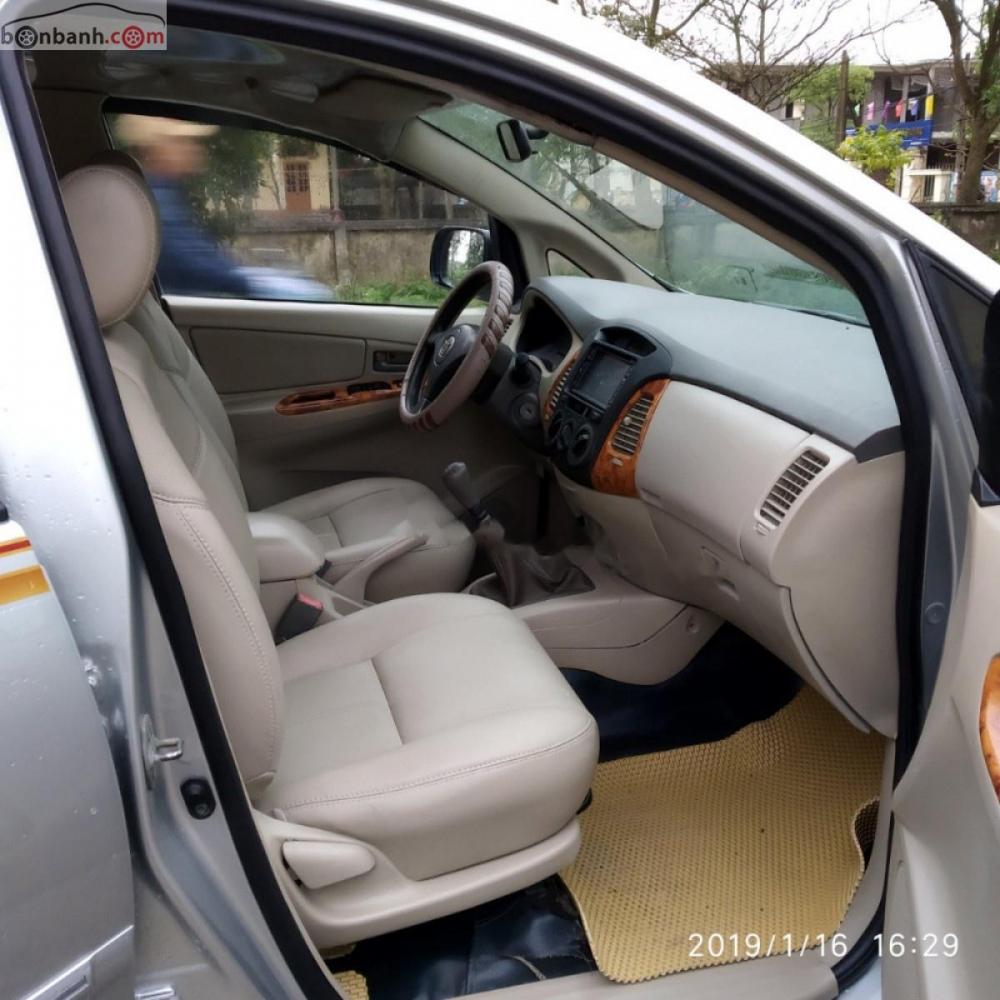 Toyota Innova 2.0MT 2009 - Bán Toyota Innova 2.0MT đời 2009, màu bạc, máy gầm đại chất