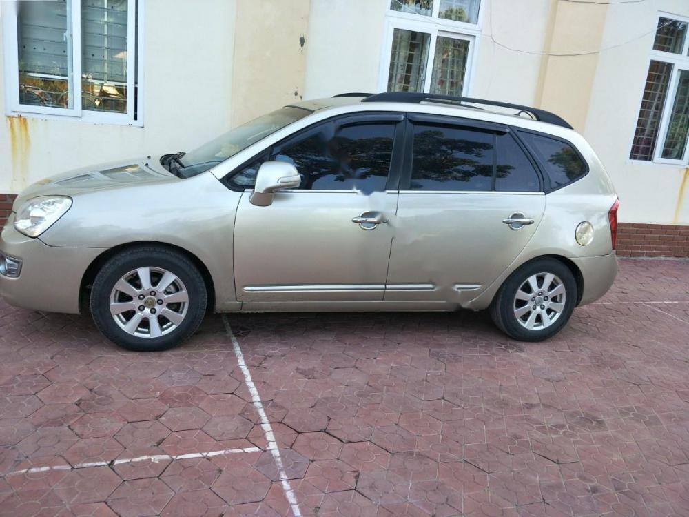 Kia Carens LX 1.6 MT 2010 - Gia đình bán gấp Kia Carens LX 1.6 MT năm 2010, màu vàng