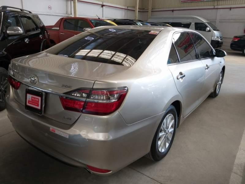 Toyota Camry 2.0E 2016 - Cần bán Toyota Camry 2.0E sản xuất năm 2016, màu vàng số tự động, giá chỉ 950 triệu