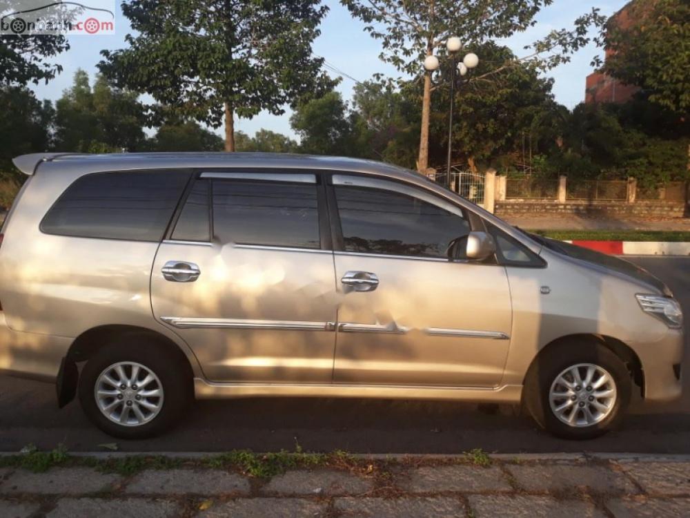 Toyota Innova E 2012 - Gia đình bán Toyota Innova đời cuối 2012, số sàn, màu váng cát