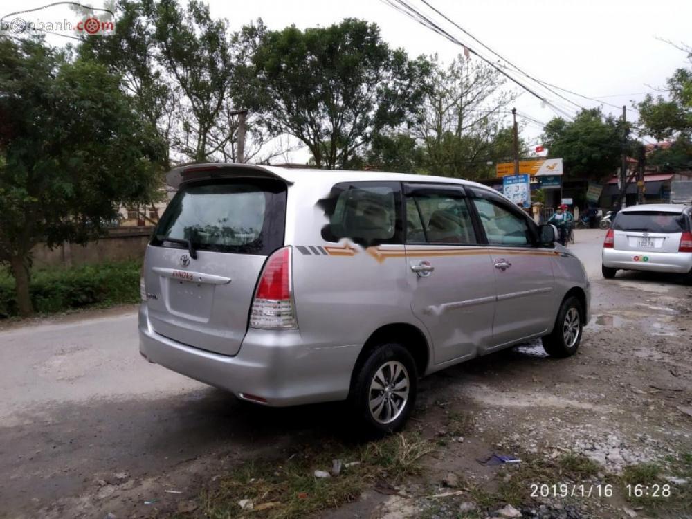 Toyota Innova 2.0MT 2009 - Bán Toyota Innova 2.0MT đời 2009, màu bạc, máy gầm đại chất