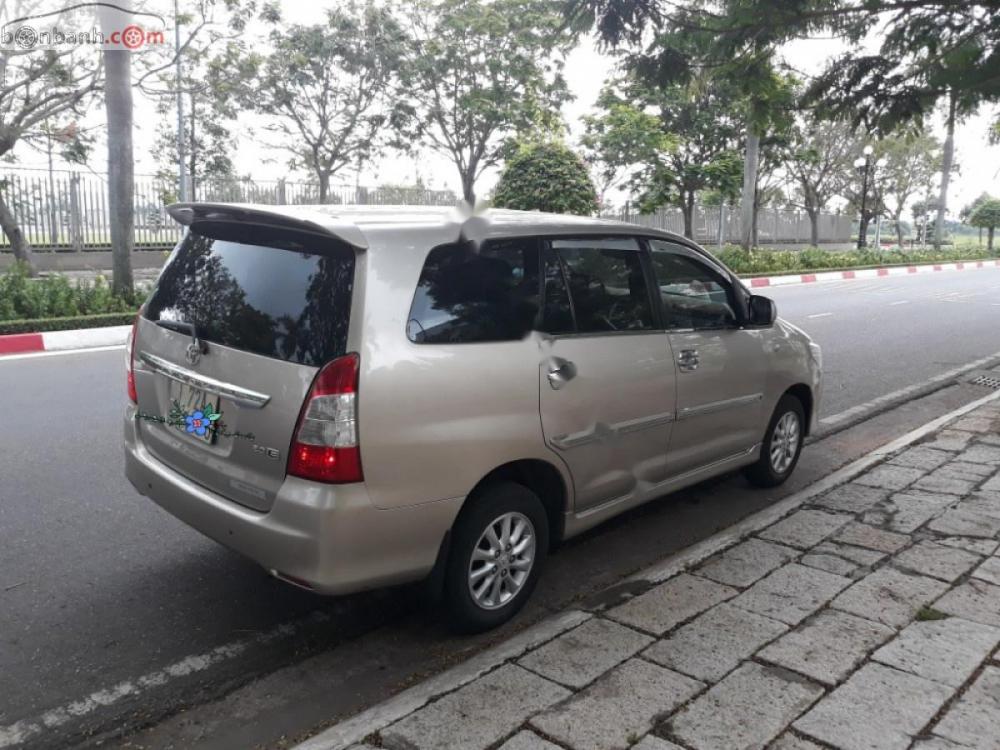 Toyota Innova E 2012 - Gia đình bán Toyota Innova đời cuối 2012, số sàn, màu váng cát