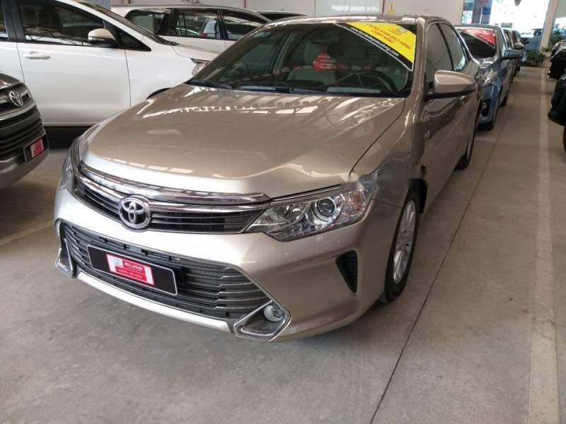 Toyota Camry 2.0E 2016 - Cần bán Toyota Camry 2.0E sản xuất năm 2016, màu vàng số tự động, giá chỉ 950 triệu