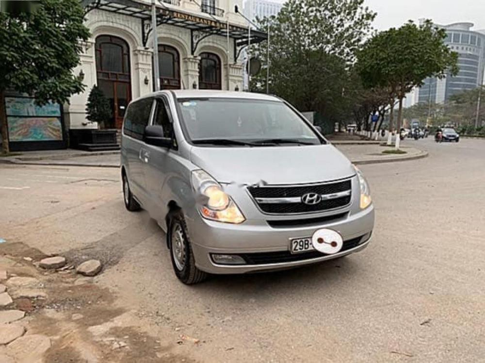 Hyundai Grand Starex 2.4 MT 2009 - Bán Hyundai Grand Starex 2.4 MT năm sản xuất 2009, màu bạc, nhập khẩu