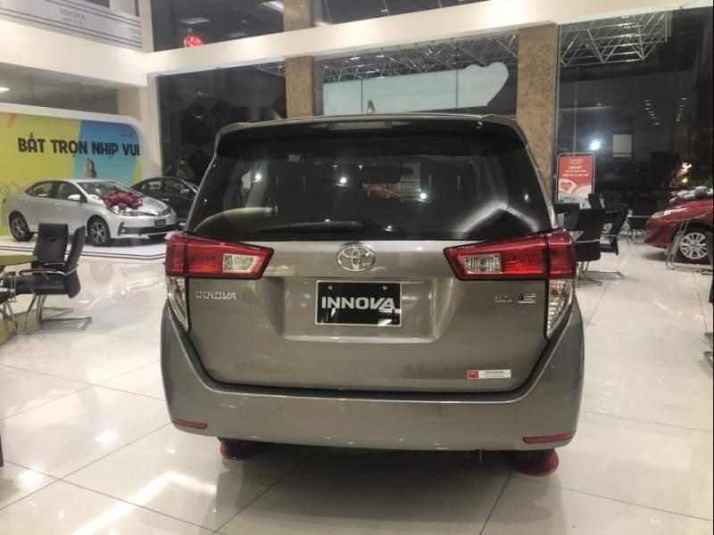 Toyota Innova   2.0E 2019 - Cần bán gấp Toyota Innova 2.0E đời 2019, màu bạc, 771tr