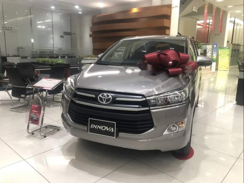 Toyota Innova   2.0E 2019 - Cần bán gấp Toyota Innova 2.0E đời 2019, màu bạc, 771tr