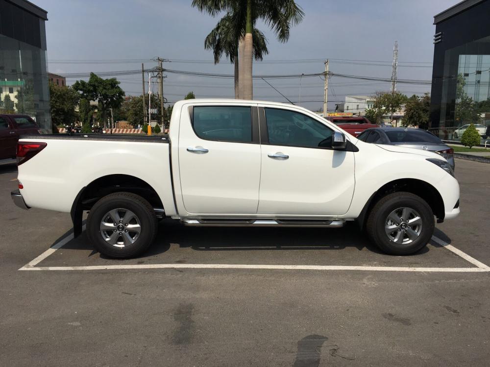 Mazda BT 50 2.2 MT 2018 - Mazda Gia Lai bán xe BT-50 2.2 MT, màu trắng, xe có sẵn giao ngay