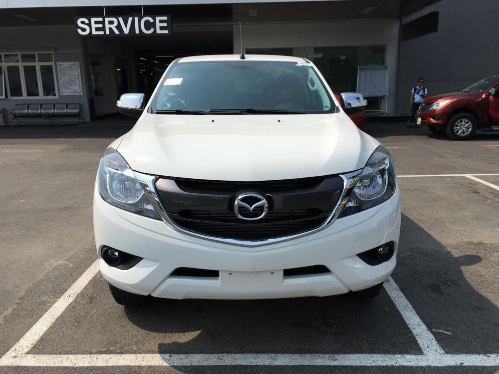 Mazda BT 50 2.2 MT 2018 - Mazda Gia Lai bán xe BT-50 2.2 MT, màu trắng, xe có sẵn giao ngay