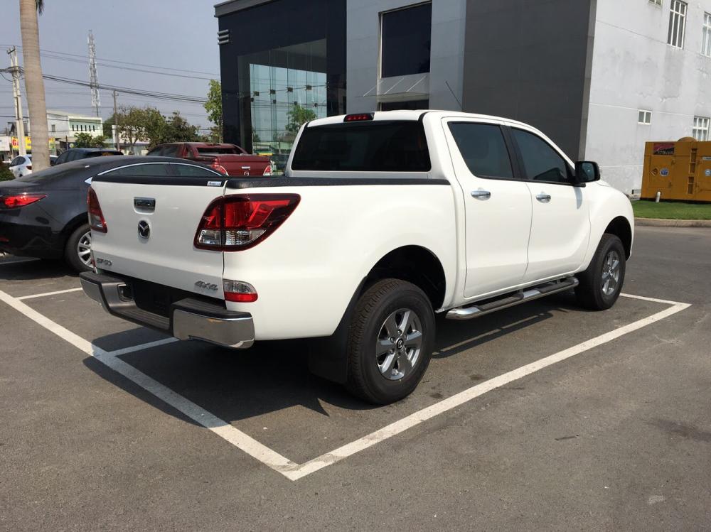 Mazda BT 50 2.2 MT 2018 - Mazda Gia Lai bán xe BT-50 2.2 MT, màu trắng, xe có sẵn giao ngay