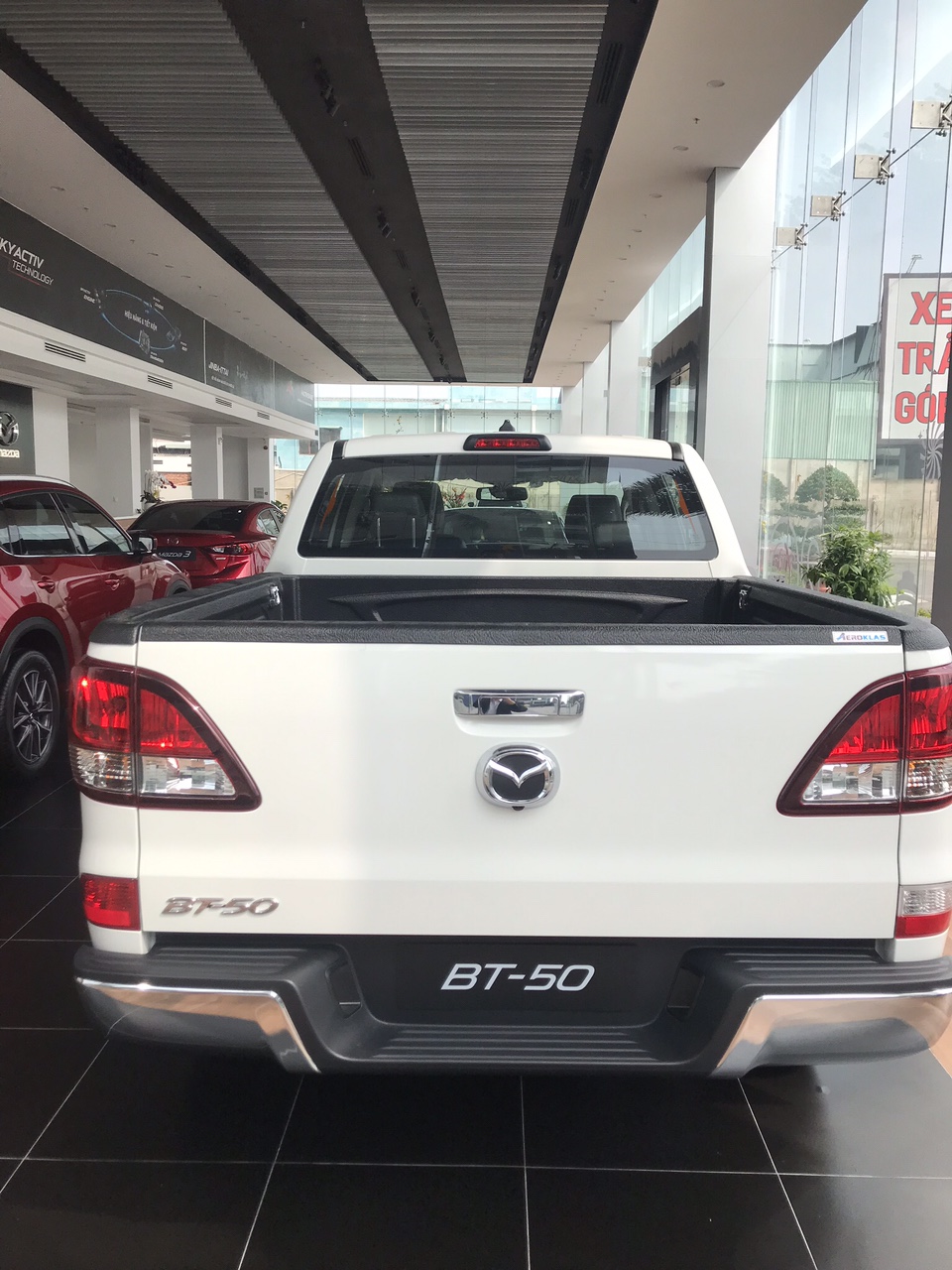 Mazda BT 50 2.2MT 2019 - Bán Mazda BT50 2019, vay 85%, trả trước 108tr