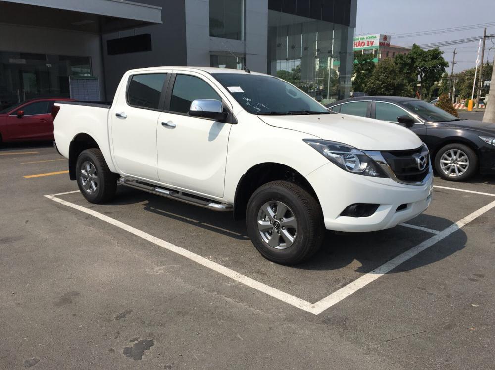 Mazda BT 50 2.2 MT 2018 - Mazda Gia Lai bán xe BT-50 2.2 MT, màu trắng, xe có sẵn giao ngay