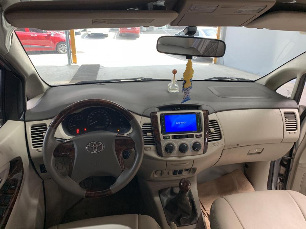 Toyota Innova E 2014 - Bán Innova E 2014, màu bạc, đúng chất, gốc thành phố, giá thương lượng, hỗ trợ trả góp