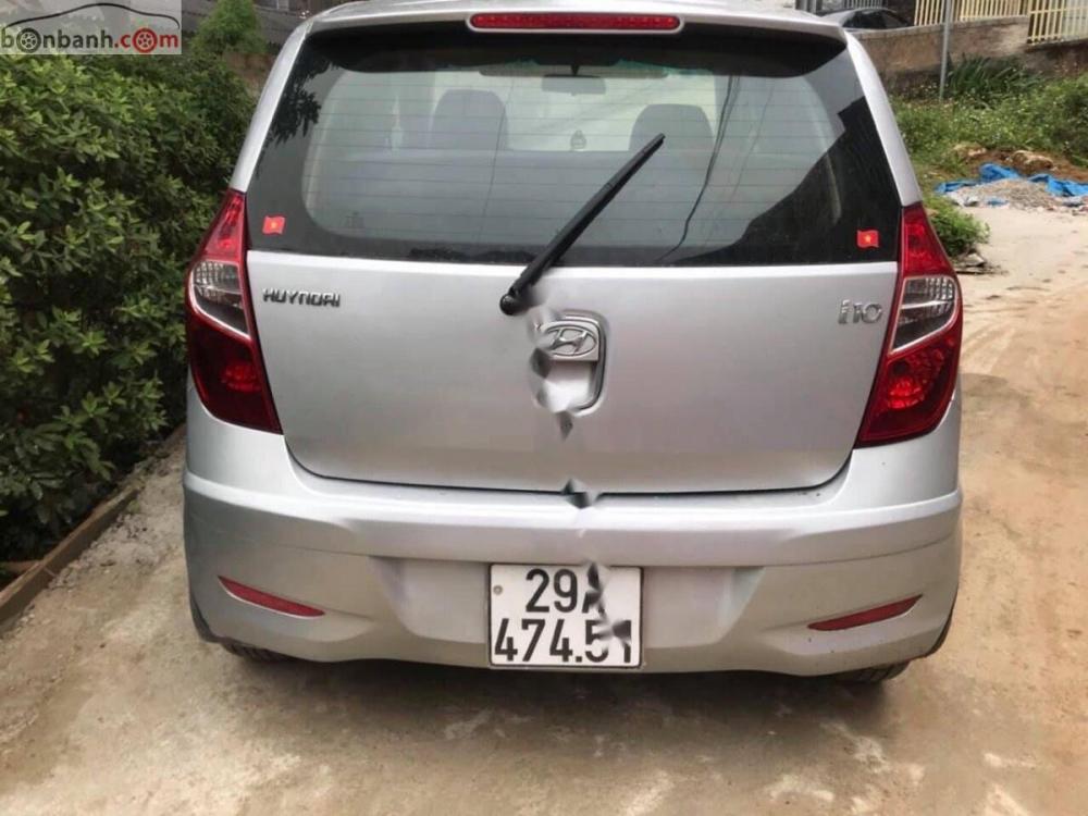 Hyundai i10 2011 - Cần bán gấp Hyundai i10 đời 2011, màu bạc, xe nhập