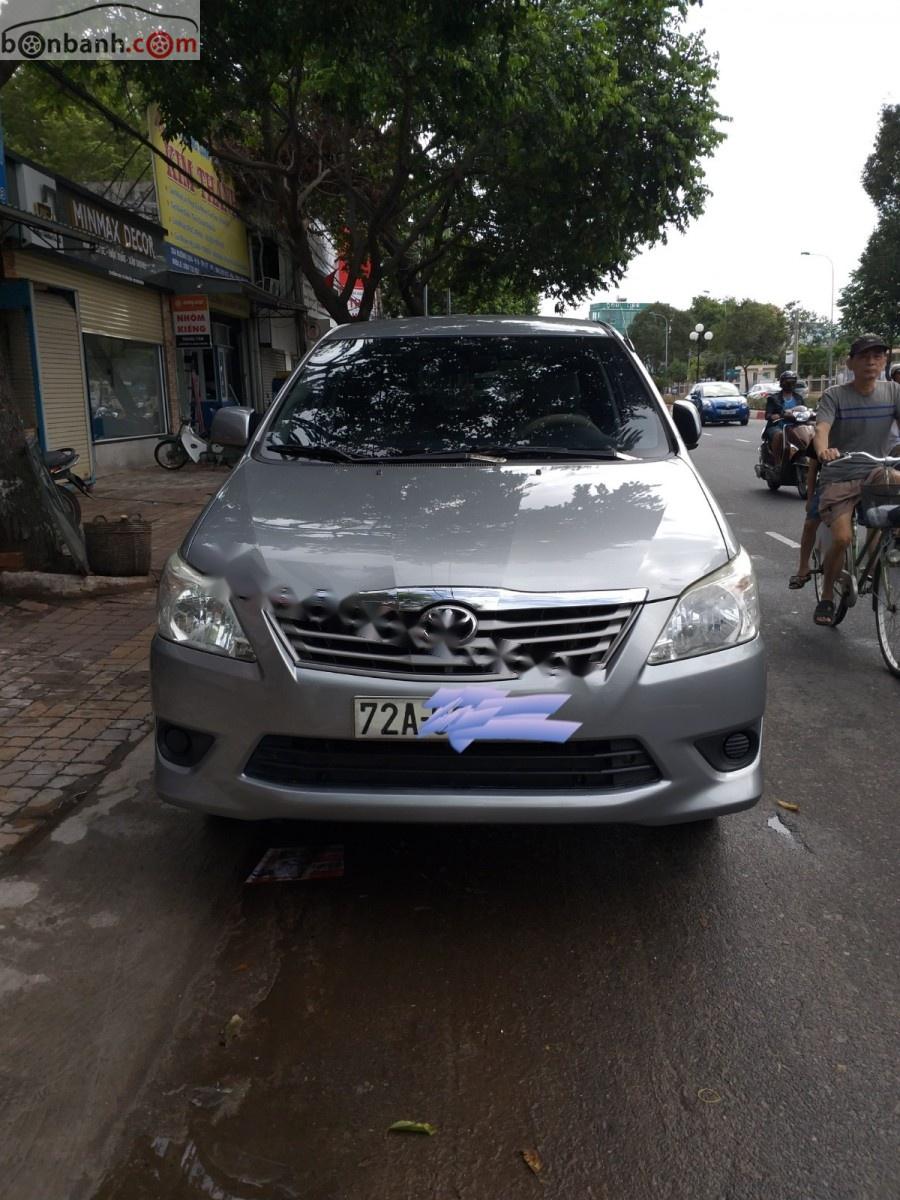 Toyota Innova 2.0E 2012 - Bán xe Toyota Innova 2.0E đời 2012, màu bạc, 489tr