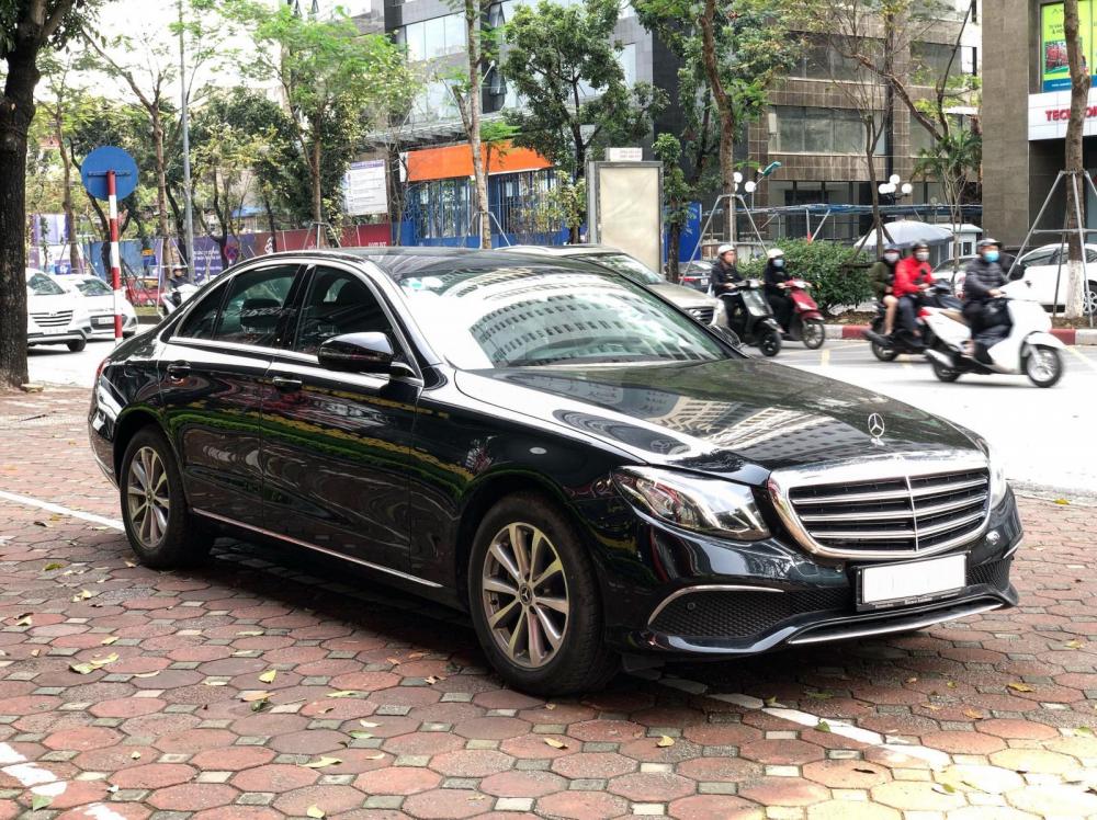 Mercedes-Benz E class 2019 - Bán Mercedes E200 2019 chính chủ chạy lướt, giá cực tốt