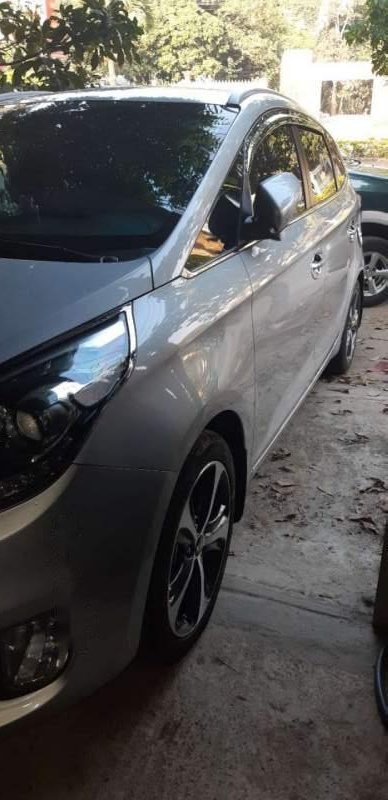 Kia Rondo 2016 - Chính chủ bán lại xe Kia Rondo 2016, màu bạc
