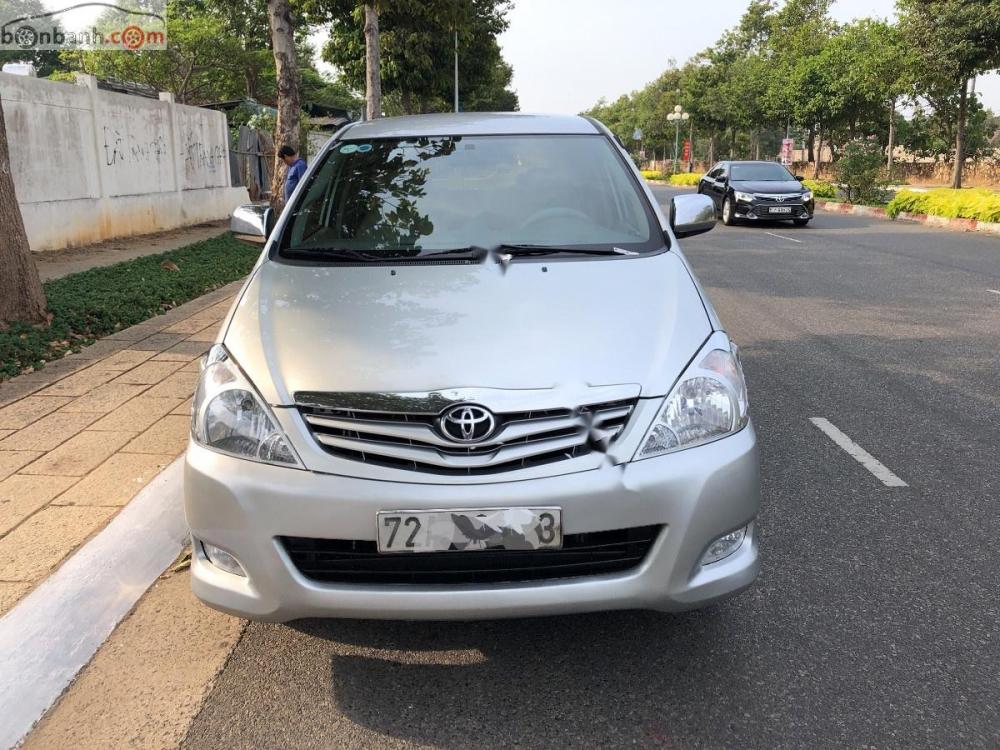 Toyota Innova G 2011 - Cần bán lại xe Toyota Innova G năm 2011, màu bạc còn mới