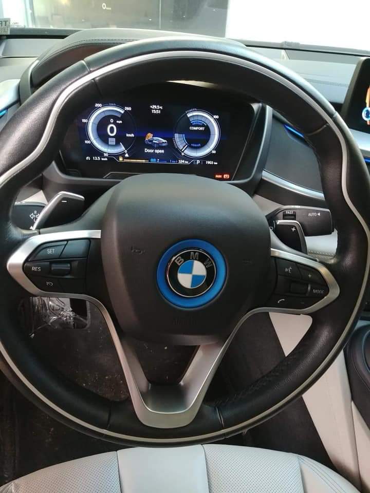 BMW i8 2014 - Cần bán BMW i8 đời 2014, màu trắng nóc đen, nhập khẩu